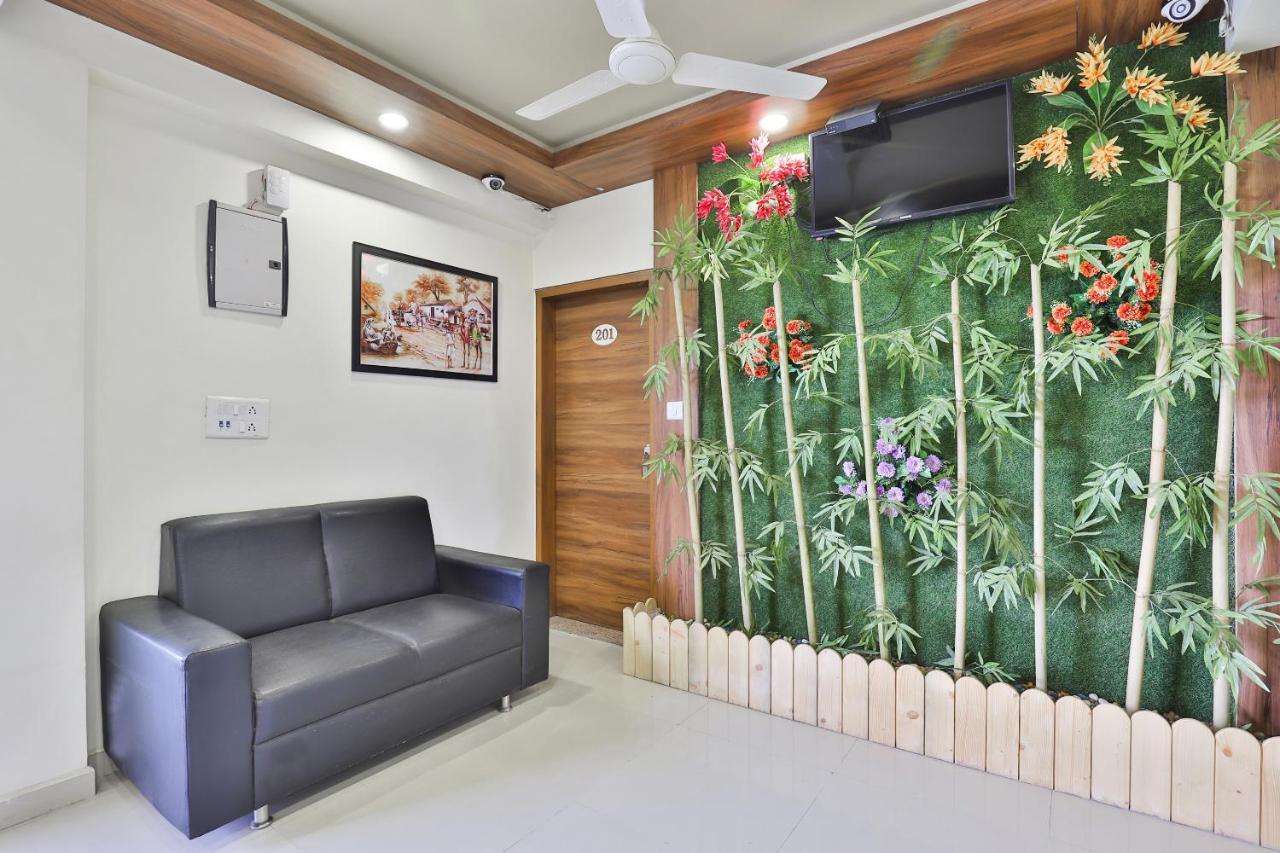 Oyo 15417 Red Rose Ahmedabad Exterior foto