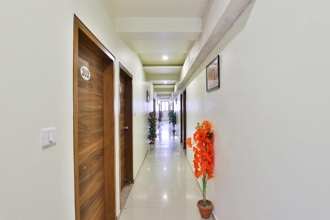Oyo 15417 Red Rose Ahmedabad Exterior foto